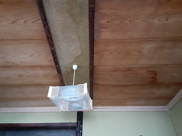 雨漏りが発生している室内